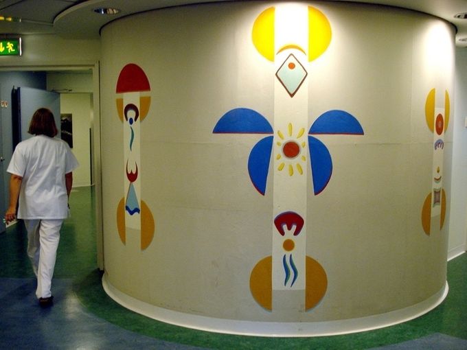 Kalmar Sjukhus, kirurgimottagningen 1999, silikatfärg på putsad mur 